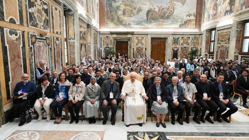 Ferenc pápa a nagykáptalanok tagjaival  