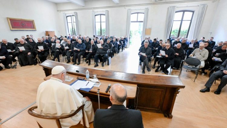 教皇フランシスコとローマ教区の司祭との集い　2024年5月3日　ローマ、サンタ・クローチェ・イン・ジェルサレンメ教会・司祭館