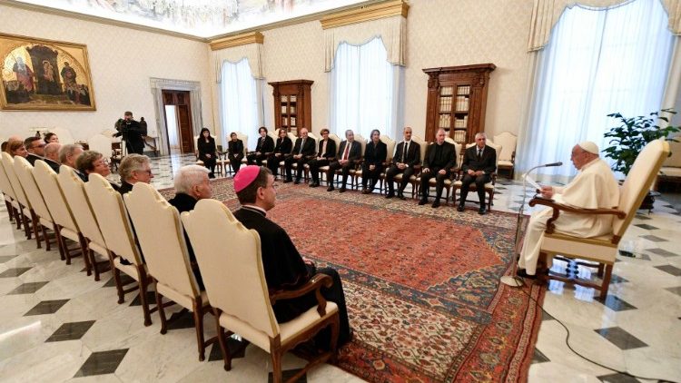 Miembros de la Fundación Blanquerna en audiencia con el Papa Francisco. (Vatican Media)