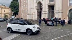 Popiežiaus automobilis prie Šventojo Kryžiaus bazilikos