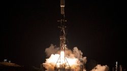 एक फाल्कन 9 रॉकेट 2022 में वैंडेनबर्ग बेस से उड़ान भरा, वही वाहन संत पापा के लेख के साथ नैनोबुक को अंतरिक्ष में ले गया।