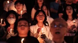 Jakartai fiatal katolikusok a húsvéti vigília szertartáson