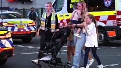 Policiais e equipes de resgate no centro comercial de Sydney, onde seis pessoas foram mortas a facadas
