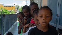 Kinder in einer Schule in Port-au-Prince, die Vertriebene aufnimmt, die vor der Bandengewalt geflohen sind (Agenturbild; 22.4.2024)