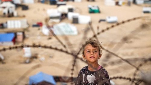 Criança atrás de arame farpado ao longo de uma encosta perto de um campo que abriga palestinos deslocados em Rafah, no sul da Faixa de Gaza, em 30 de abril de 2024, em meio ao conflito em curso no território palestino entre Israel e o grupo militante Hamas. (Foto da AFP)
