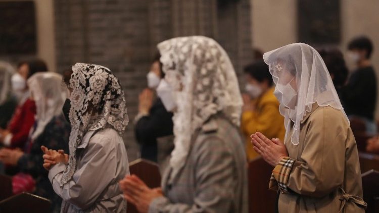 성당에서 기도하는 신자들