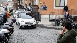 Wiozący Papieża samochód wyjeżdżający ze szpitala na Wyspie Tyberyjskiej w Rzymie po krótkich badaniach, 28 lutego 2024 r.