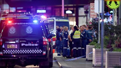 Policisté a zdravotníci po útoku v nákupním centru v Sydney