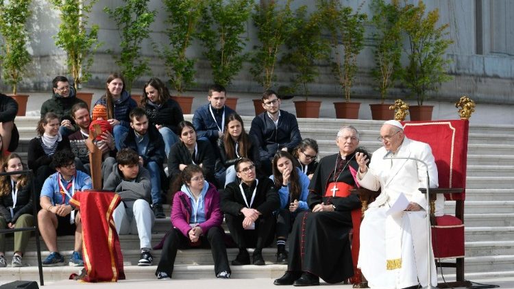 Le Pape et des jeunes vénitiens.