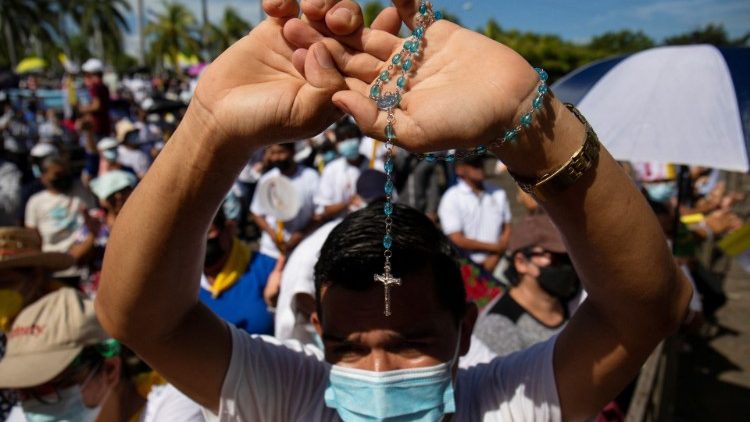 A Catholic holds a rosary at a pilgrimage in Managua (file photo)