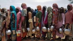 Des Soudanais fuient la guerre et cherchent un refuge au Tchad.