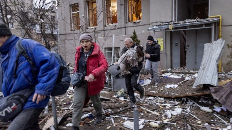 Residentes locais deixam o local onde edifícios residenciais foram fortemente danificados durante um ataque de mísseis russos, em meio ao ataque da Rússia à Ucrânia, no centro de Kharkiv, Ucrânia, em 2 de janeiro de 2024. REUTERS/Yevhen Titov