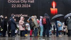 I russi commemorano le vittime dell'attentato alla Crocus City Hall