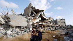 राफ़ाह में एक घर पर इज़रायली हमले की जगह के पास बैठे फ़िलिस्तीनी बच्चे
