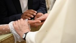 Il saluto del Papa a una coppia di sposi