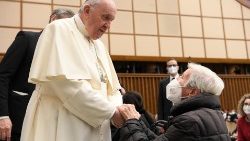 일반알현에서 노인을 만나는 프란치스코 교황