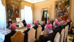 البابا فرنسيس خلال استقباله المشاركين في الجمعية العامة للجنة مجالس أساقفة الاتحاد الأوروبي - ٢٣ آذار مارس ٢٠٢٣