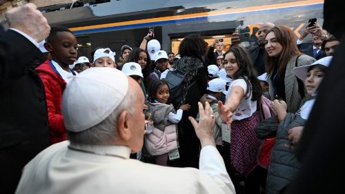 Na estação do Vaticano, Francisco saúda os pequenos viajantes no Trem Rock, após o evento "As crianças encontram o Papa"