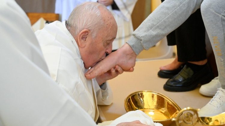 Le Pape François embrasse les pieds d'une femme détenue. 