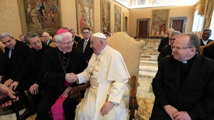 Papa Francisc împreună cu membri ai Comitetului Pontifical pentru Științe Istorice (Sala Consistoriului din Palatul Apostolic, 20 aprilie 2024)