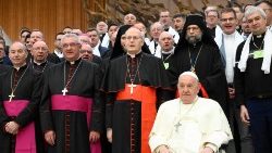 Ferenc pápa a magyar főpásztorokkal, papokkal a Vatikánban
