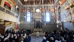 Le Pape François rencontrant les artistes dans la chapelle Sainte Madeleine de la Giudecca.