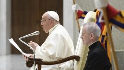 Paavi Franciscus yleisaudienssissa: Uskon vihollinen on pelko