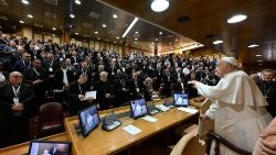 Le Pape recevant les curés ayant participé à la rencontre internationale à Sacrofano
