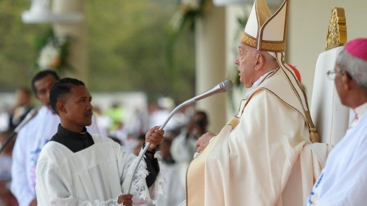 Pope at Mass in Timor&Leste: Children show us the importance of 'smallness'