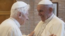 Papst Franziskus und Papst em. Benedikt XVI. 