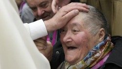 Le Pape François en compagnie d'une personne âgée. 
