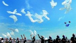 한국의 평화 집회에서 비둘기 형태의 풍선을 날려보내는 수녀들