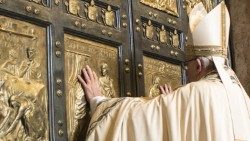 Im Dezember 2015 öffnete Papst Franziskus die Heilige Pforte des Petersdoms - zu einem außerordentlichen Heiligen Jahr