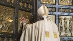 Påven öppnar den heliga porten i Peterskyrkan den 8 dicember 2015 för Barmhärtighetes jubelår