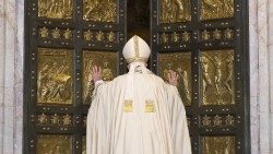 Påven Franciskus öppnar den heliga porten och inlder det extraordinära jubelåret den 8 december 2015