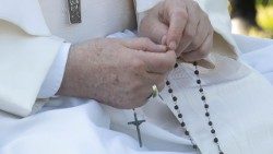 Papa Francisc îndeamnă la rugăciunea rozariului pe parcursul lunii mai