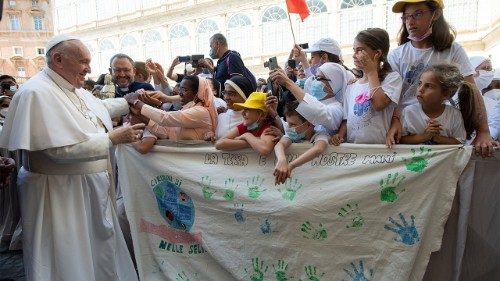 Francisco com crianças do bairro Selva Candida de Roma, durante Audiência Geral de 30 de junho de 2021