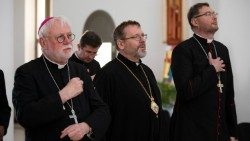 Arhibīskaps Pols Ričards Galagers kopā ar Ukrainas grieķu katoļu arhibīskapu Svjatoslavu Ševčuku un apustulisko nunciju Ukrainā Visvaldas Kulbokas 2002. gada 21. maijā