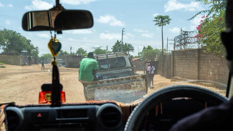 दक्षिण सूडान की सड़कों में अंतोनिनो और मार्था की यात्रा