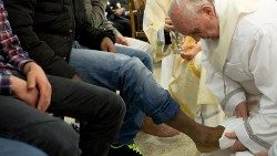 Папа падчас абраду абмывання ног у турме Casal del Marmo ў 2013 годзе