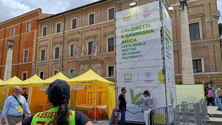 Work in progress setting up stands on the Via della Conciliazione avenute that leads to St. Peter's Square