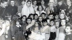 "बालक येसु के माता-पिता हमसे छिपे हुए थे"। यहूदियों (बच्चे, माता मरिया, संत जोसेफ) और पड़ोस के निवासियों के साथ 1944 का क्रिसमस गायन। बाईं ओर, मदर एलिसबेत