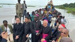 Cardinalul Parolin la Malakal in Sud sudan sulla barca che trasporta i rifugiati dal Sudan