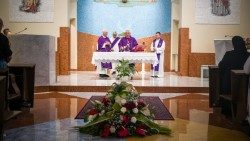 I funerali del clochard Mirko celebrati dal cardinale Krajewski (foto di Matteo Pernaselci)