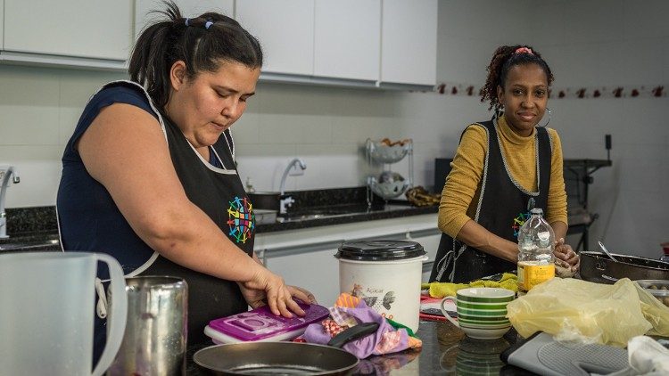 Crismarys Carrizales (on the left) left her husband and two older children in Venezuela and came to Brazil with the youngest. She made enormous sacrifices to build a better future for her family. (Giovanni Culmone / GSF)