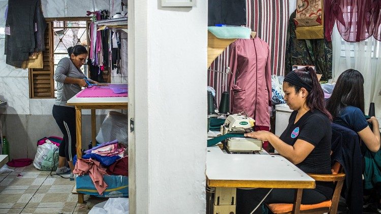 Cinque donne in due stanze si dividono il lavoro di “Clara’s Style”. Una strategia digitale ha permesso loro di ampliare notevolmente il portafoglio clienti. (Giovanni Culmone / GSF)