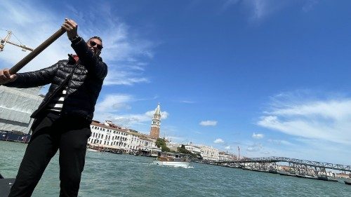 Tra ponti, calli e canali: il Papa a Venezia per l'incontro con detenute, giovani e fedeli
