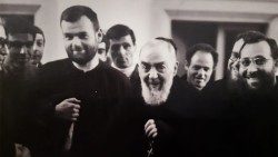Padre Pio fotografato insieme ad alcuni confratelli da Elia Stelluto