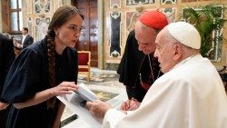 Oleksandra Matviychuk bei Papst Franziskus während des Welttreffens über menschliche Geschwisterlichkeit im Vatikan