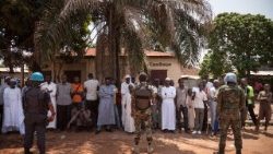 Soldaten und Bevölkerung in Bangui, Zentralafrika